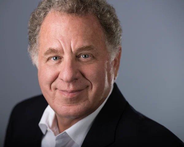Portrait of PortfolioShop founder Harvey Sontag